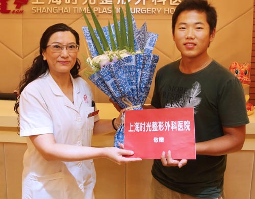 时光整形为周传金献上鲜花及慰问金。