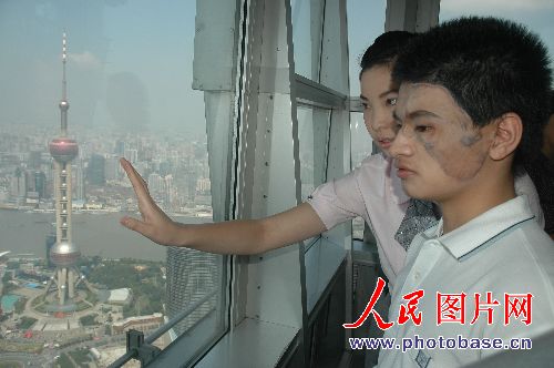 吴有明登上金茂大厦，俯瞰上海<a  data-cke-saved-href=